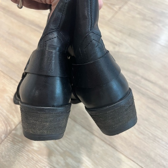 KRBONELL black leather pointy toe buckle boots - Picture 11 of 13